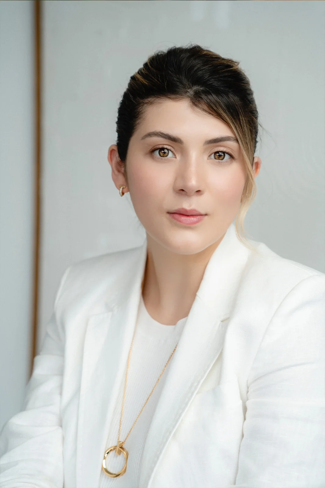Mariana Astúa maquillando a una clienta